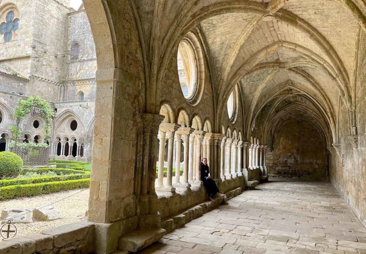 occitanie france abbaye de fontfroide cloisters church