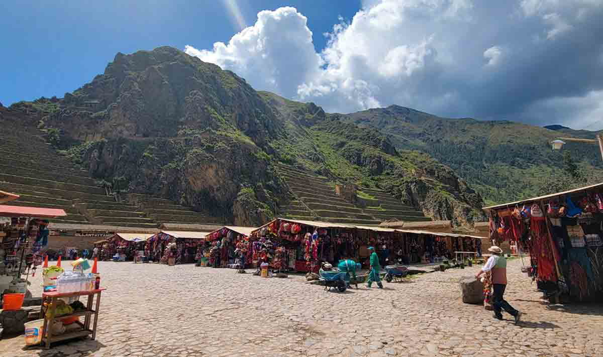 ollamtaytambo traditional market inca archaeological site peru