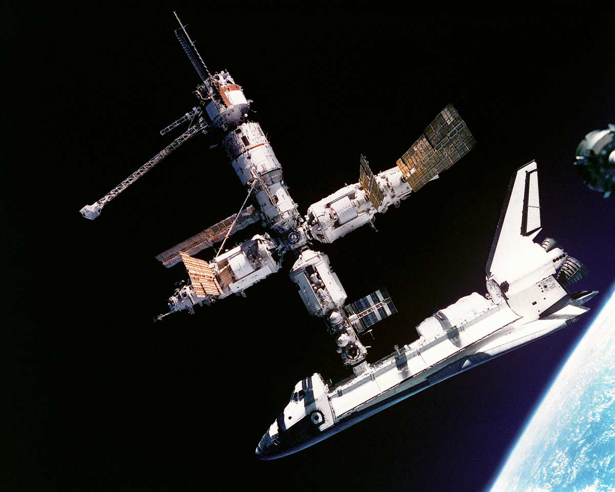 shuttle docking with mir station