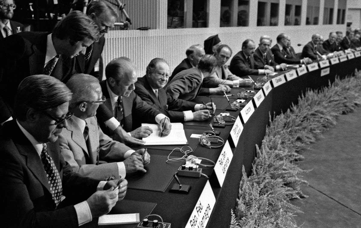 signing helsinki accords photo