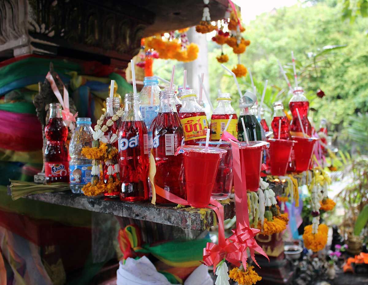 altar offerings thailand