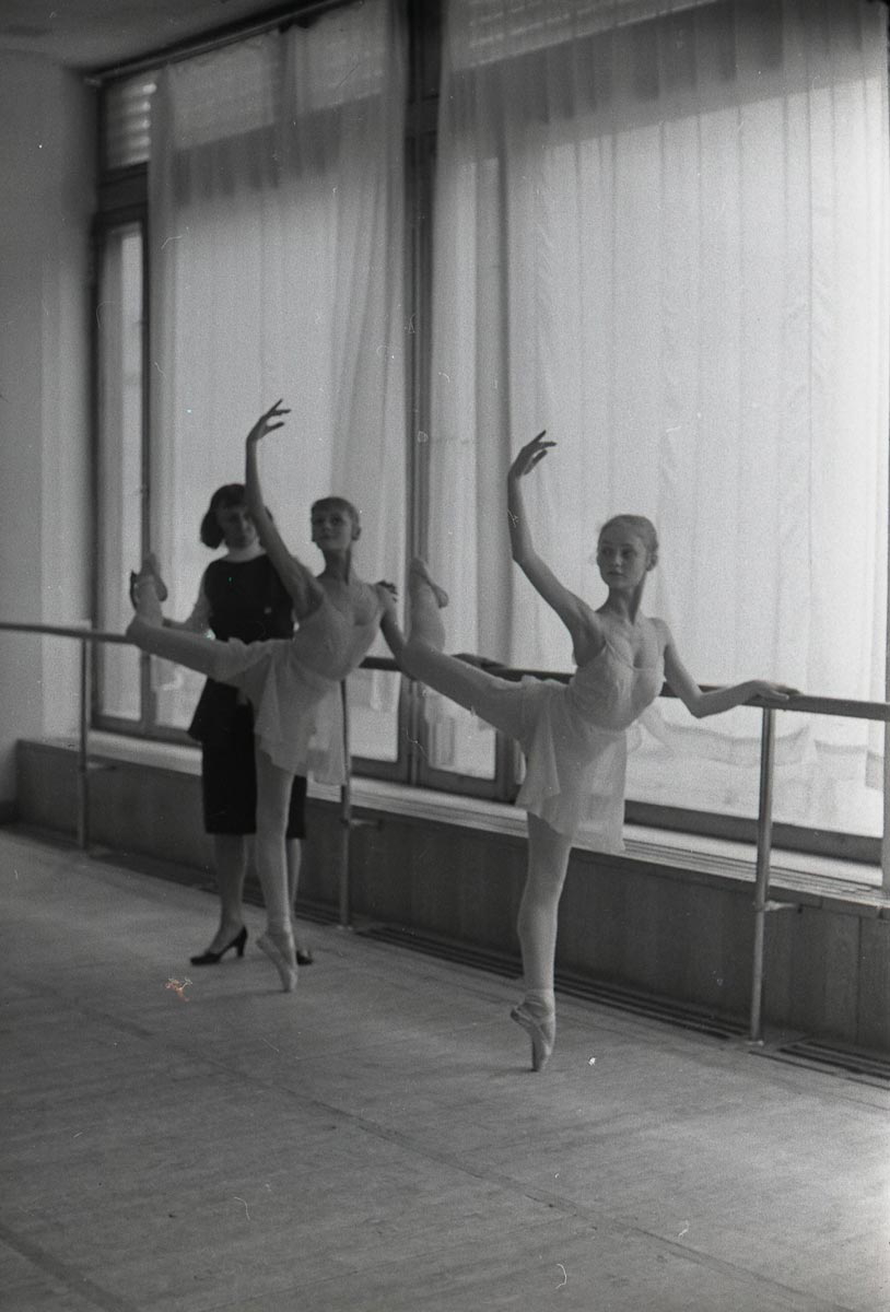 at the dance lesson bolshoi loc