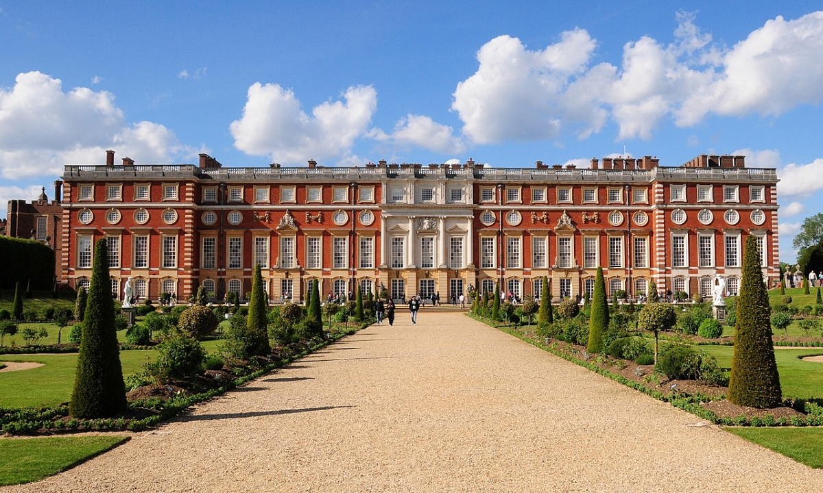 hampton court palace from privy garden