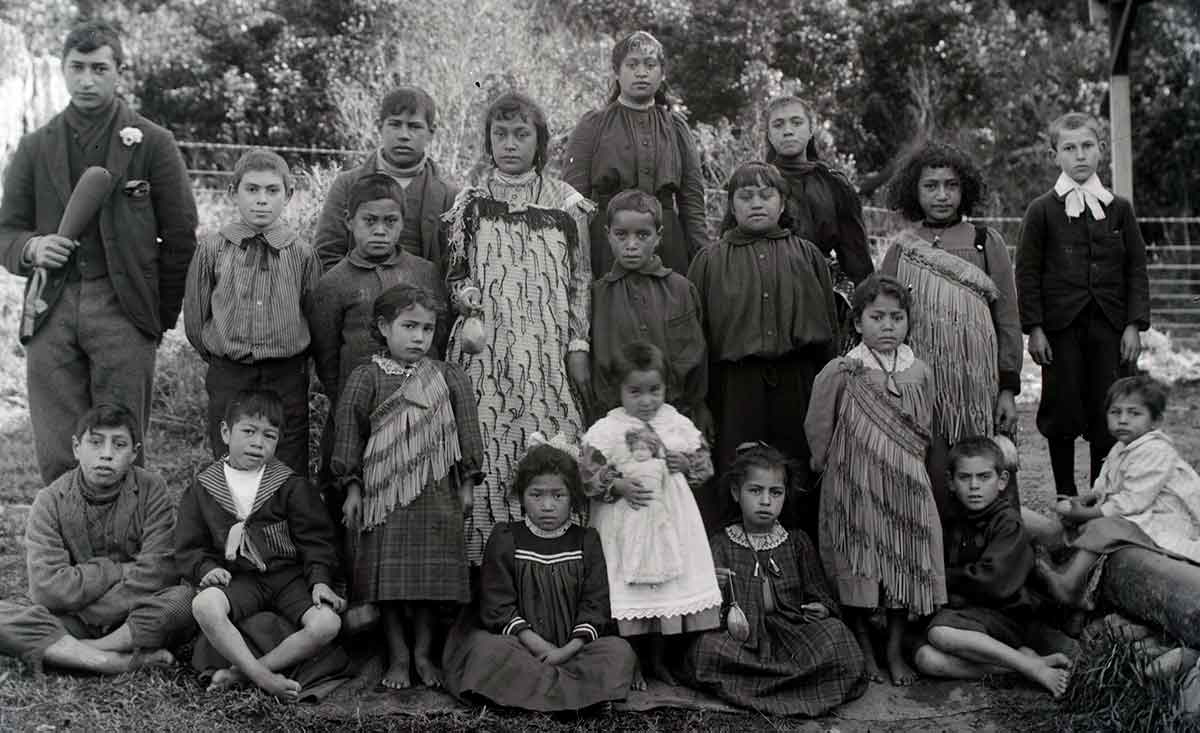 maori children standing