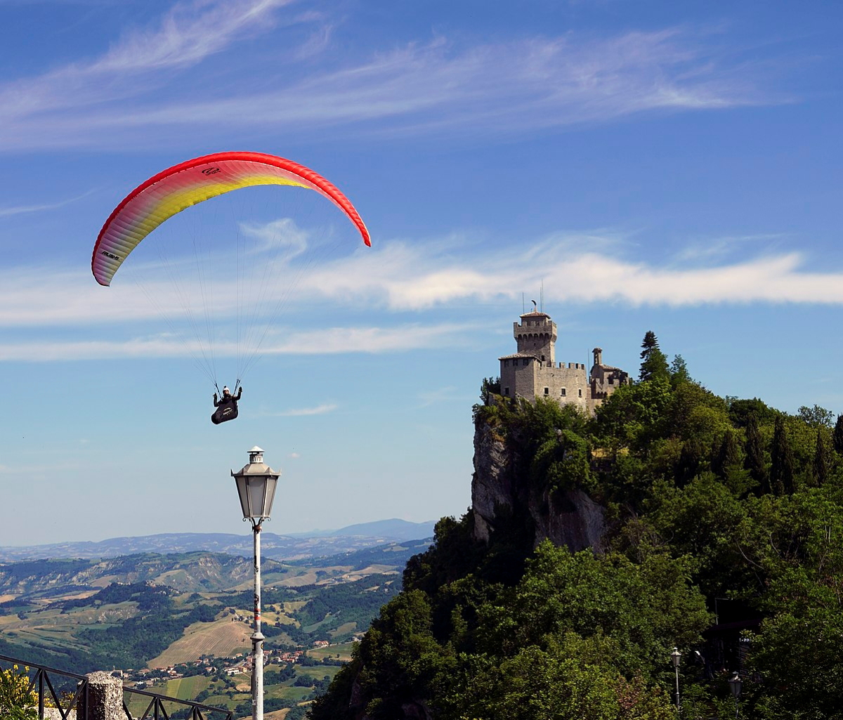 paragliding san marino sunny day