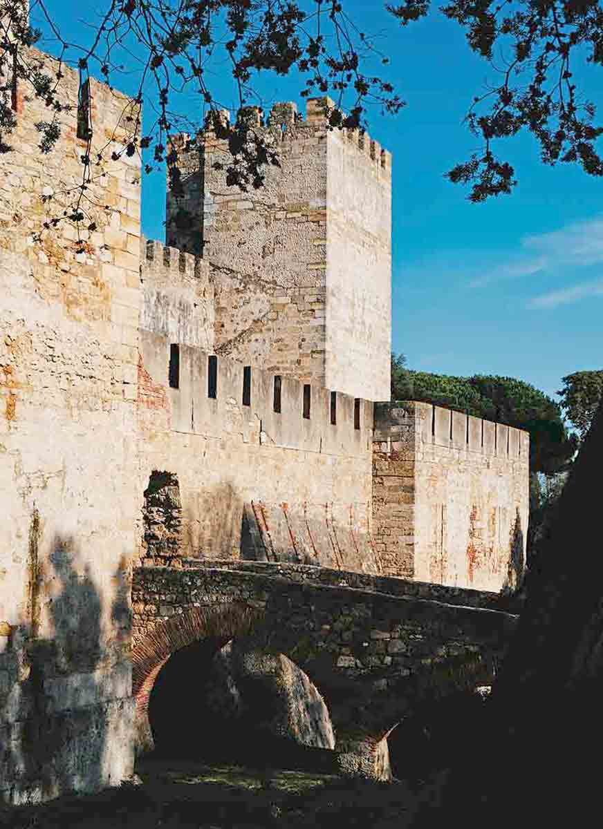 sao jorge castle close view