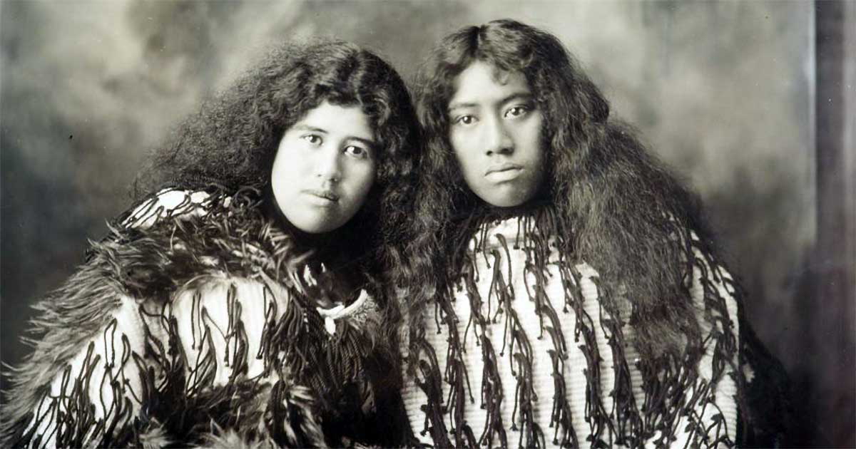 two maori girls