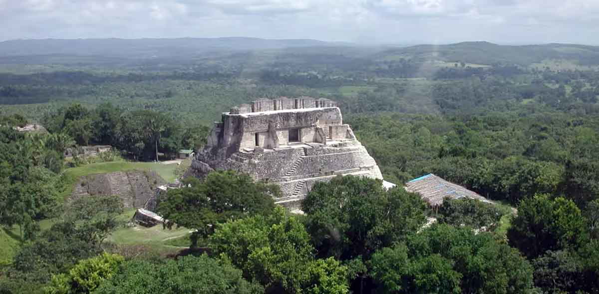 xunantunich belize maya pyramid