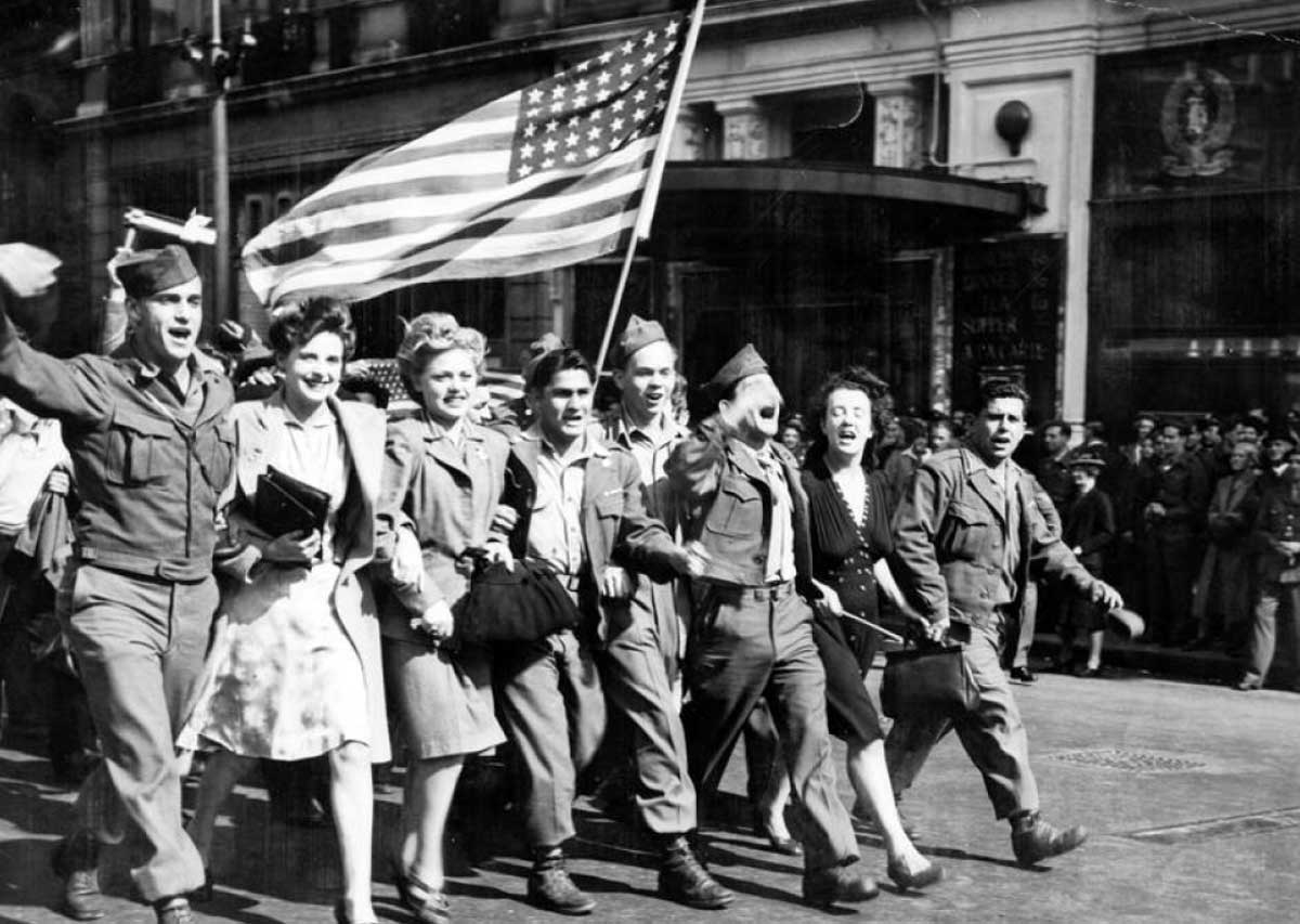 american soldiers english girls flag piccadilly circus 1945
