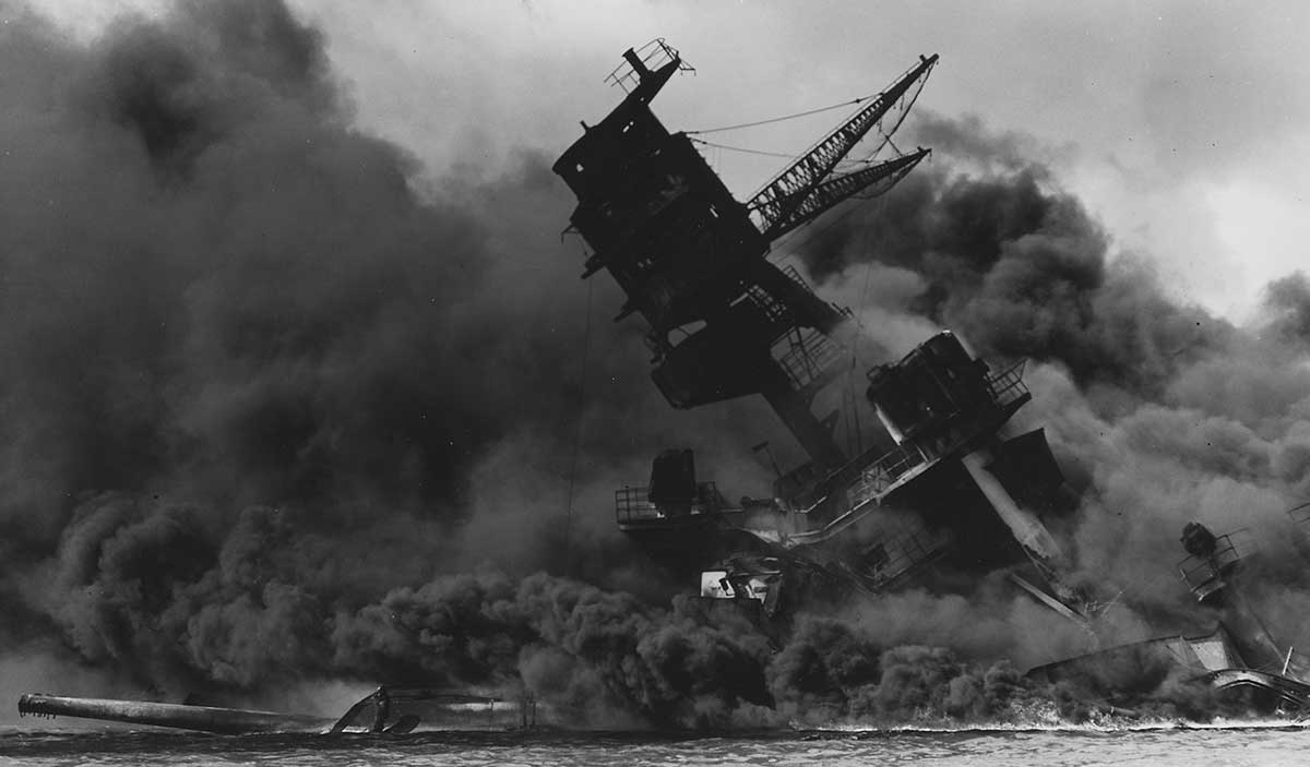 battleship uss arizona ablaze sinking attack pearl harbour 1941
