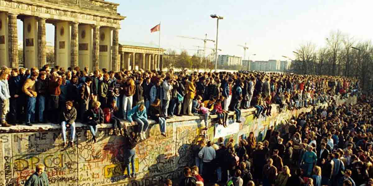 berlin wall fall 1989 end cold war 20th century