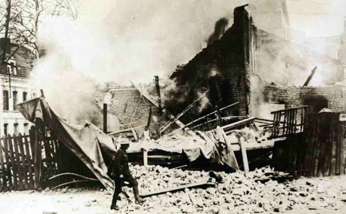 british soldier ruined home wwi catastrophe 20th century