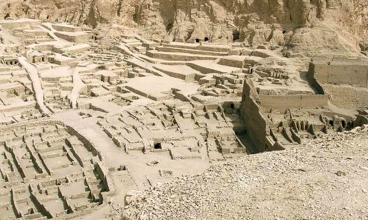 dayr al madinah village ruins