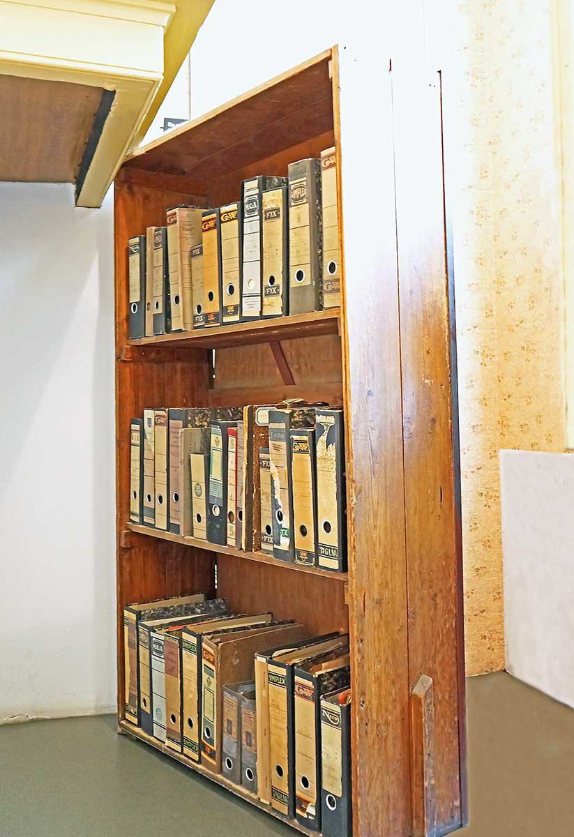 frank bookcase annex