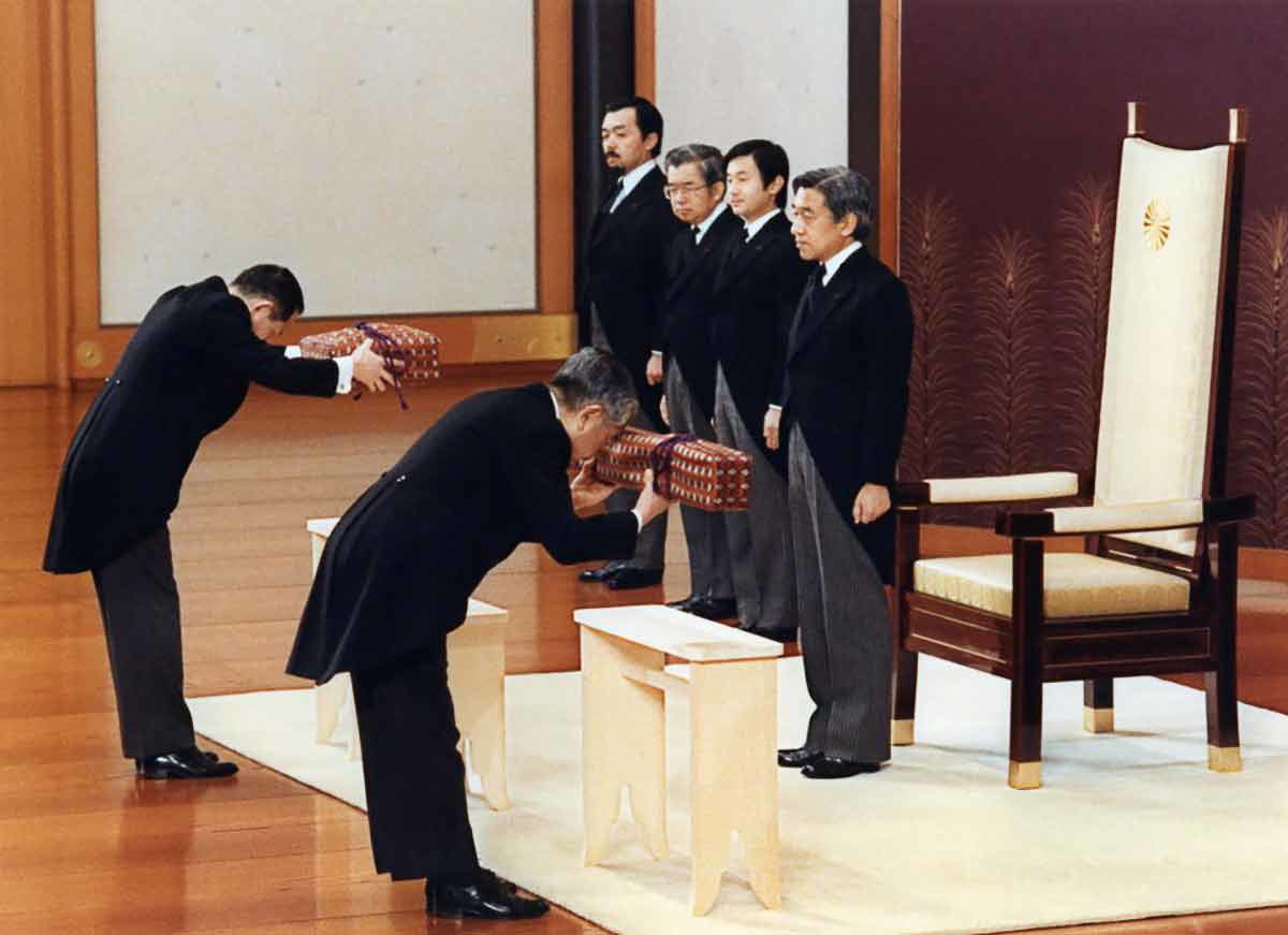 japanese imperial regalia inheritence ceremony