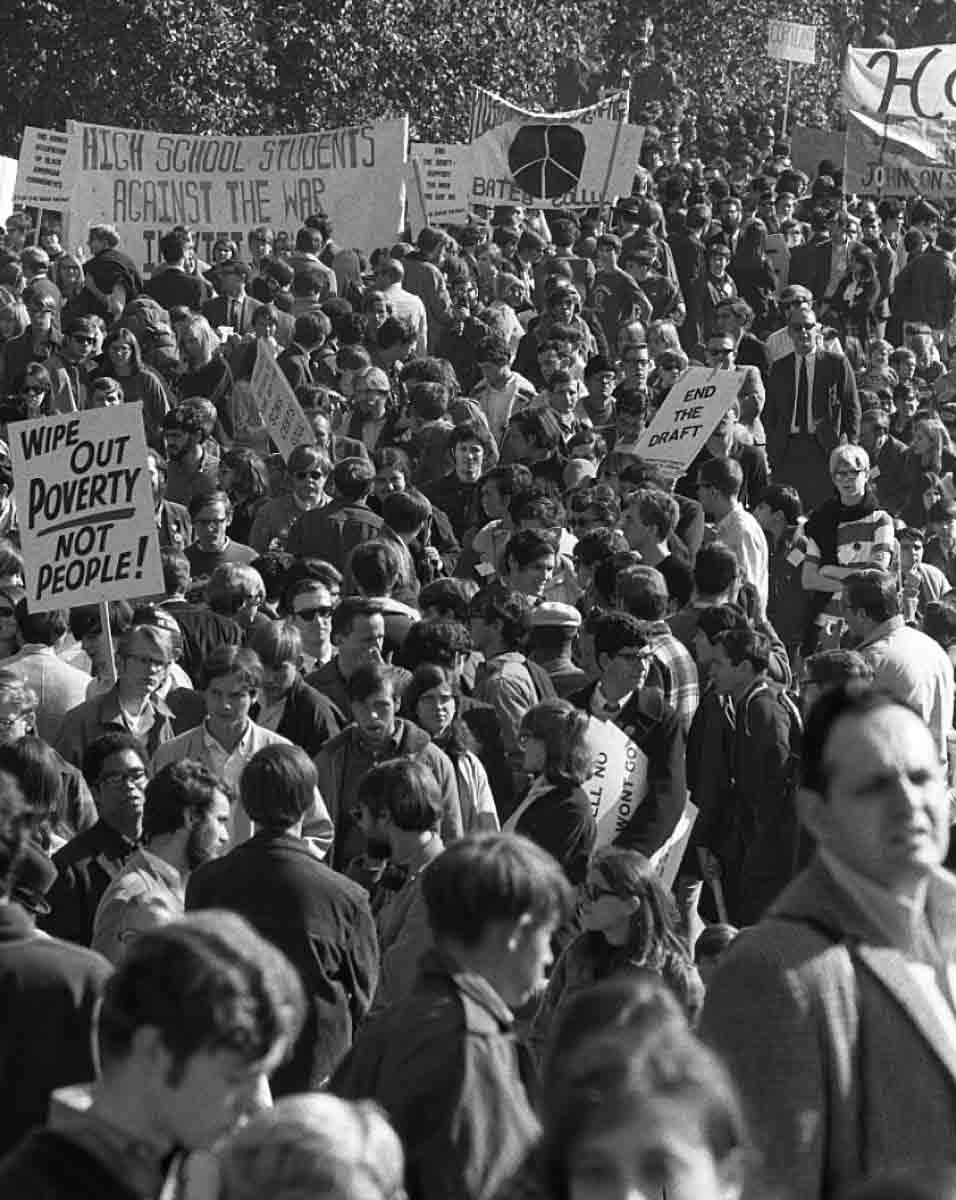large crowd demonstrating end vietnam war 1967