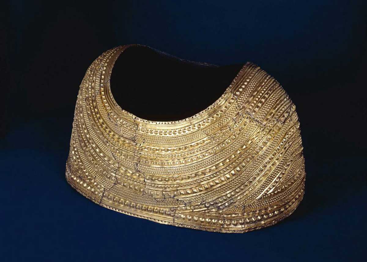 mold gold cape
