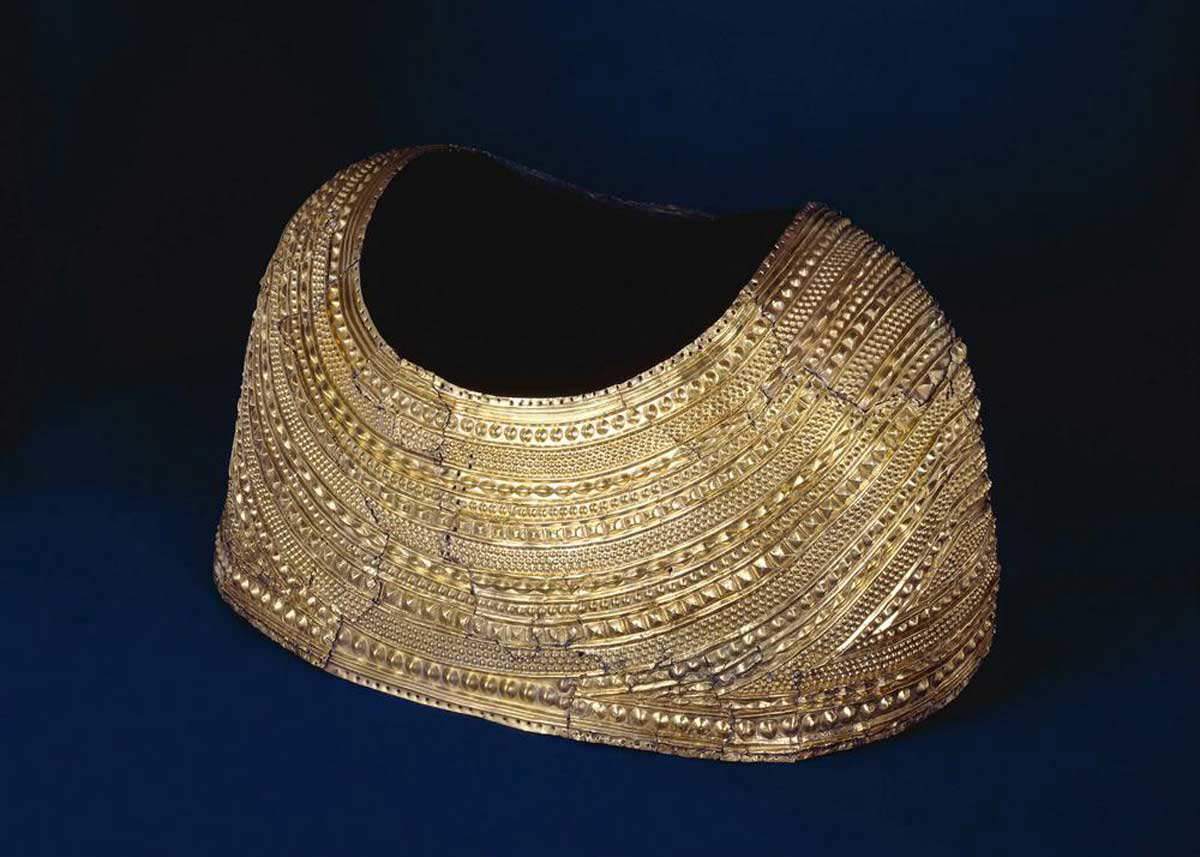 mold gold cape