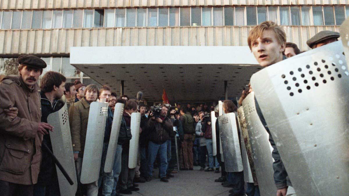 protesters defending parliament