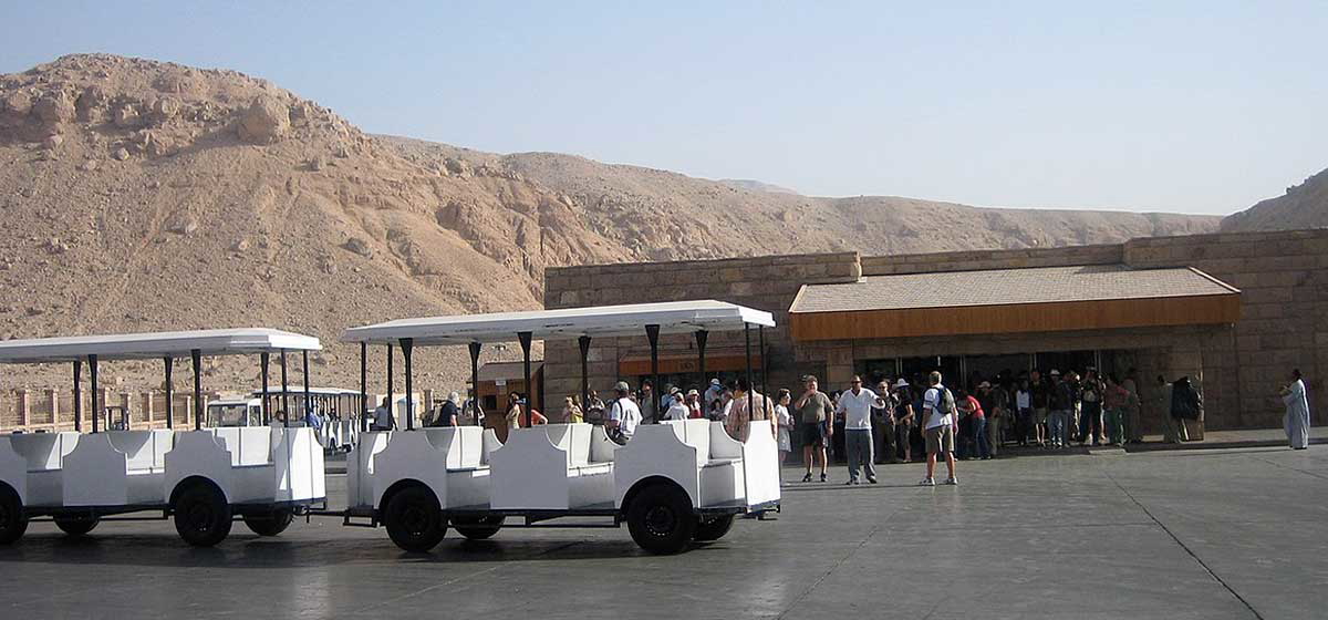 tourists in valley 2008