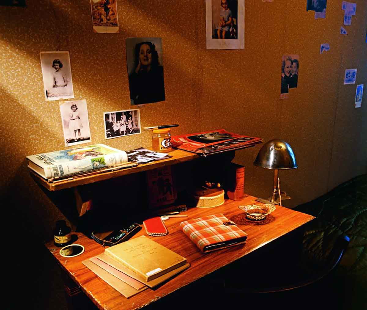 anne frank desk secret annex