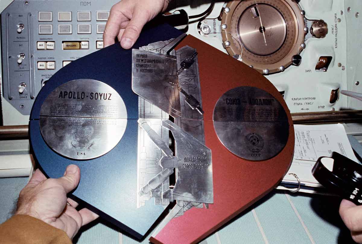 apollo soyuz commemorative plaque