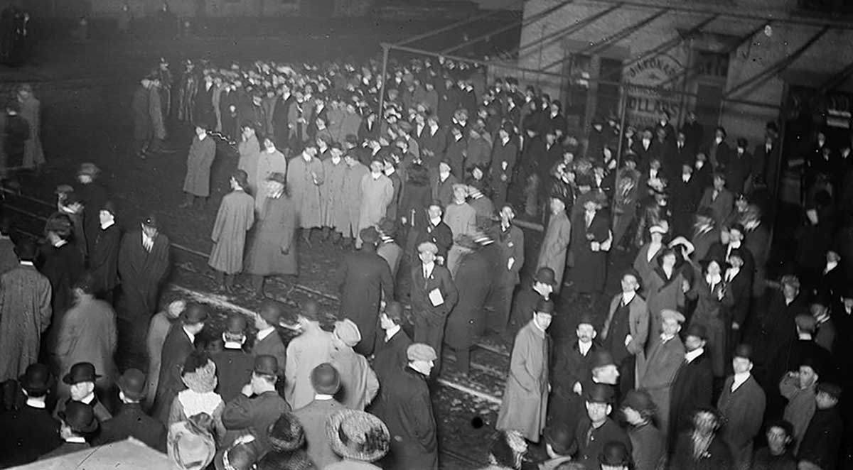 crowd awaiting titanic survivors
