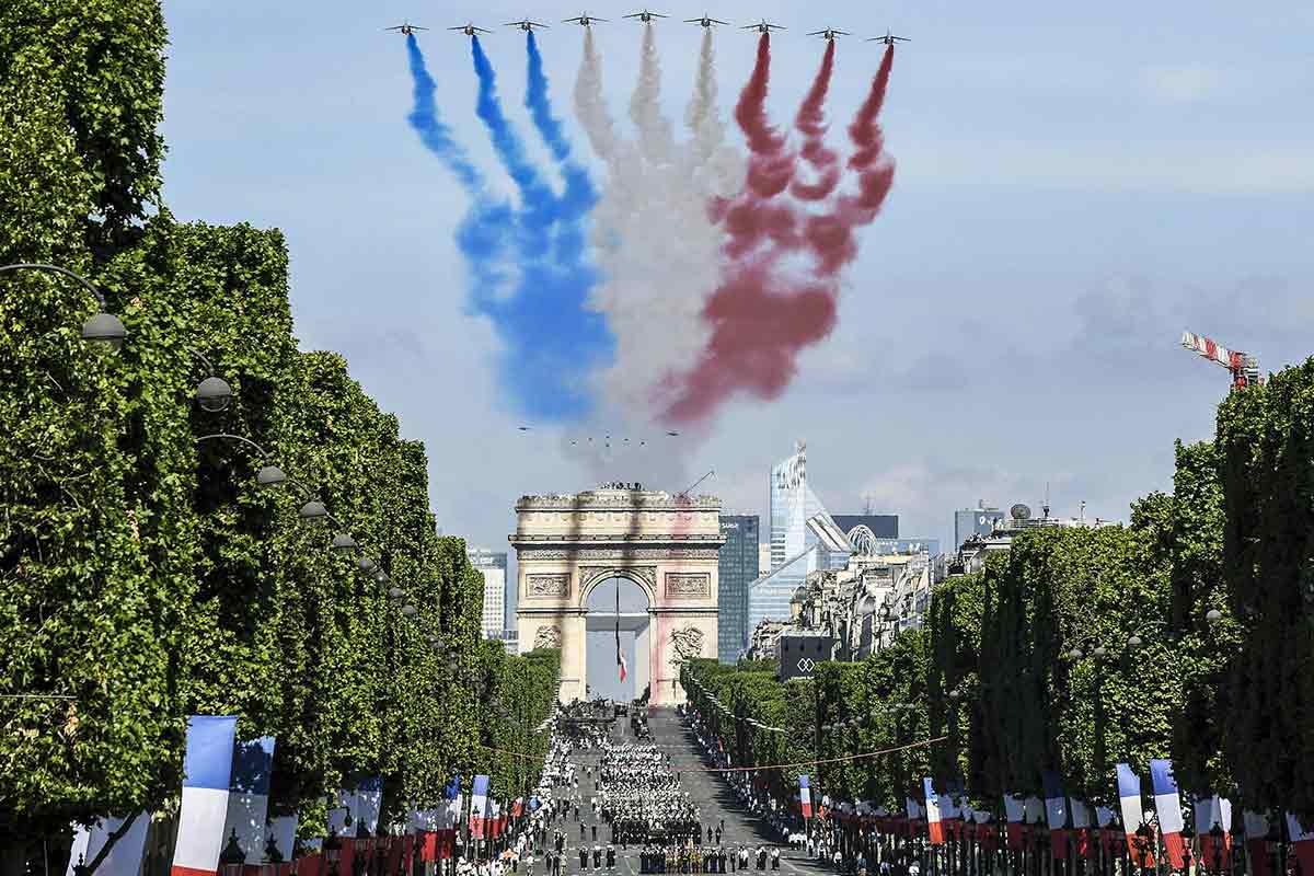 french bastille day military parade flyover 2017