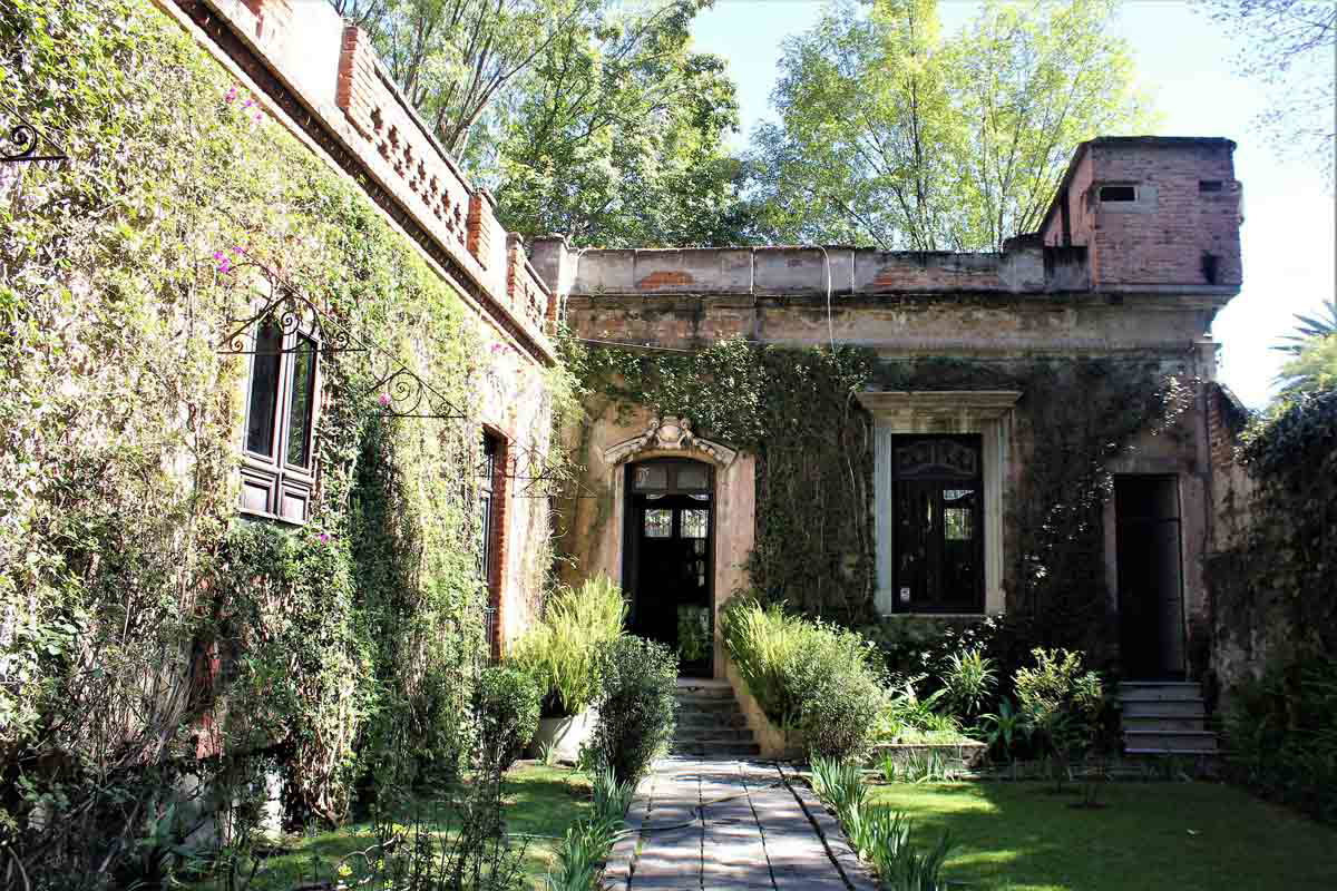 leon trotsky house courtyard