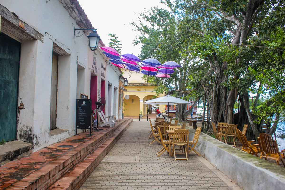 mompox water front cafe