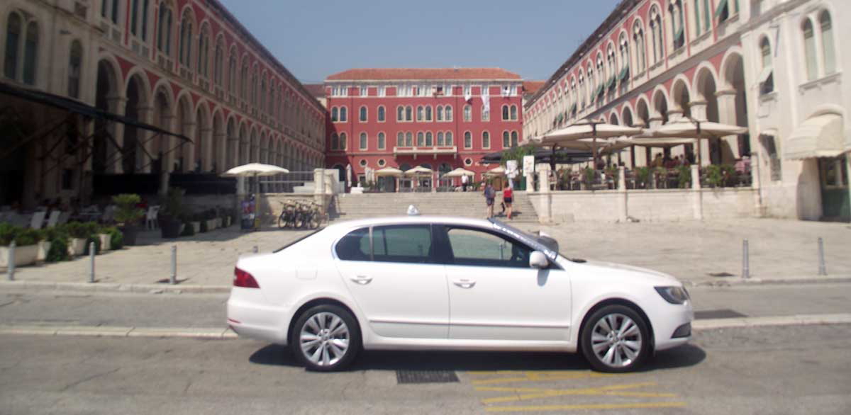 prokurative-republic-square-split
