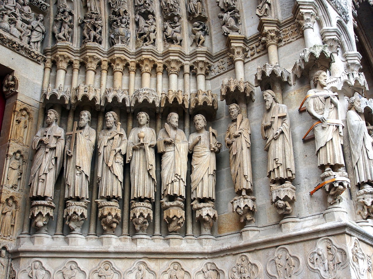 statues amiens cathedral france