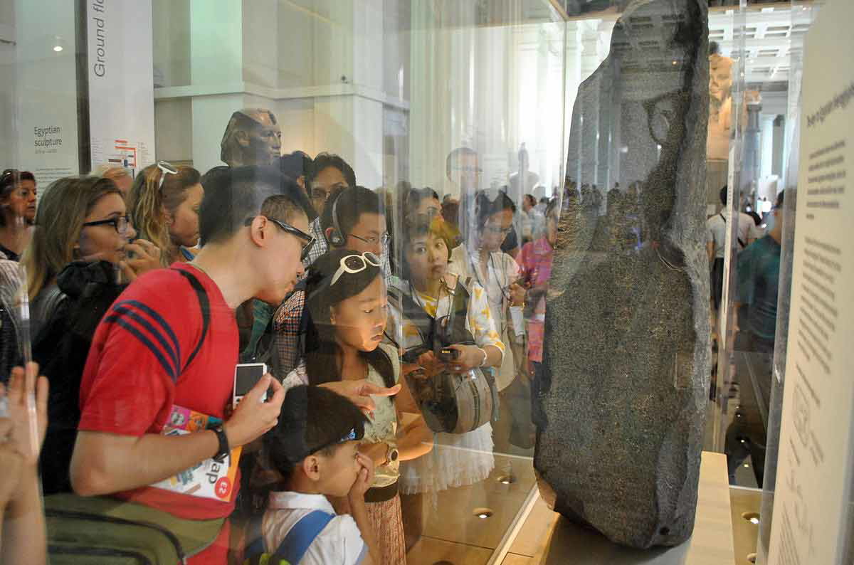 tourists-watch-rosetta-stone