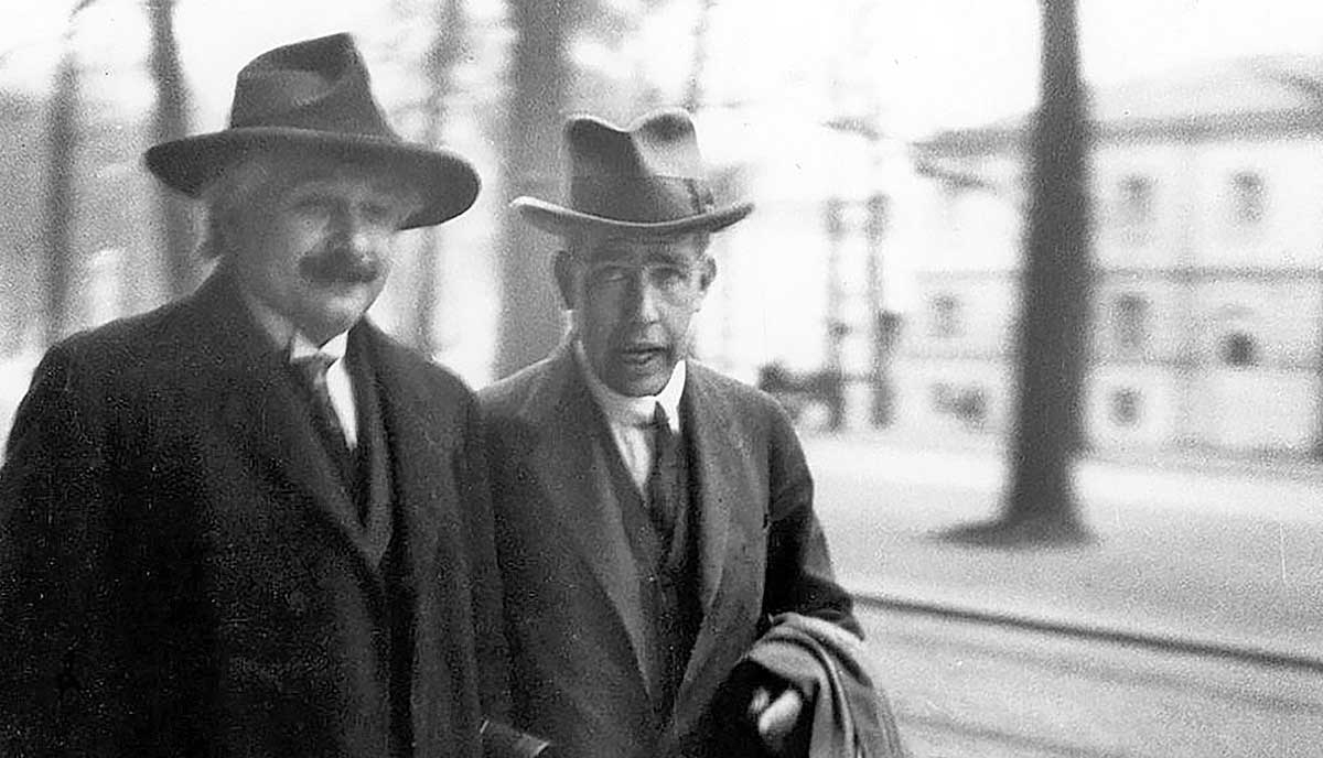 Einstein Bohr 1930