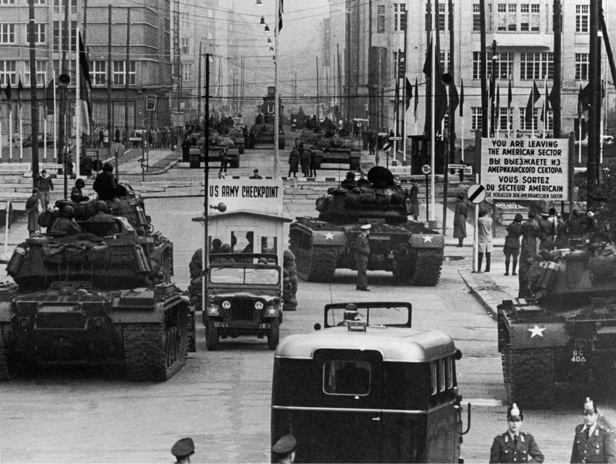 american tanks face soviet tanks
