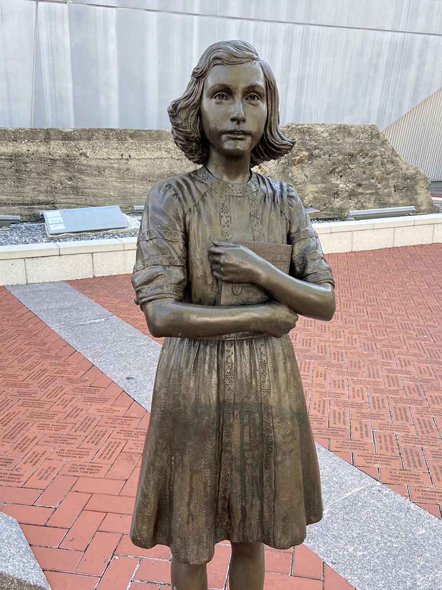 anne frank statue