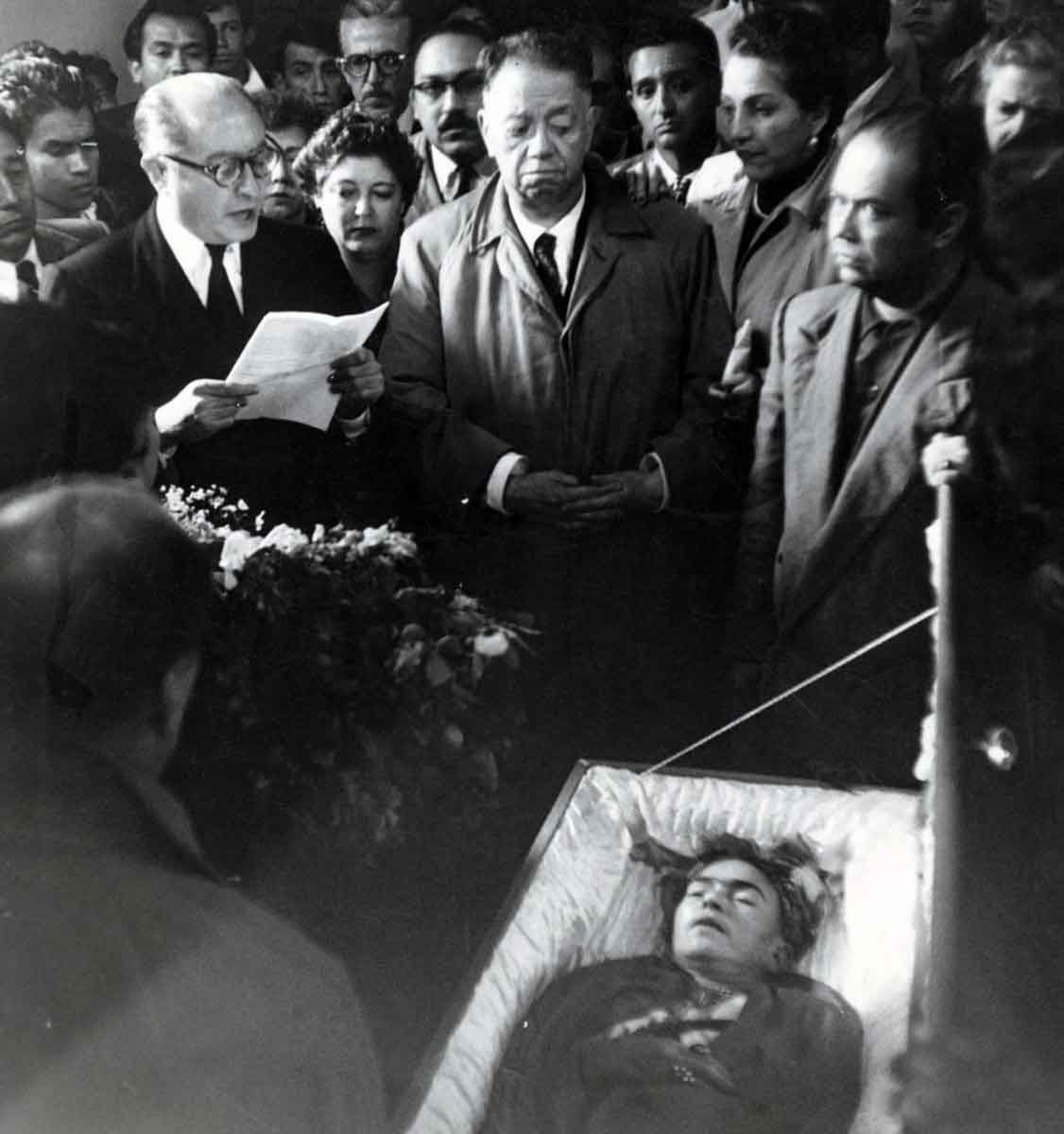 frida kahlo coffin diego rivera funeral 1954