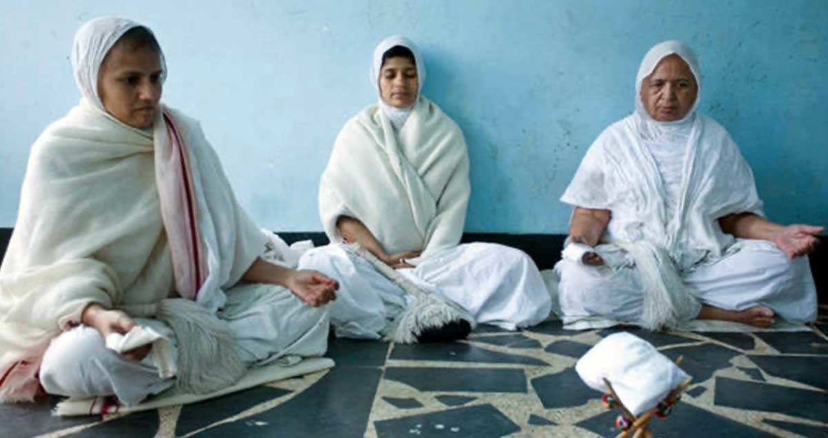jain nuns meditating