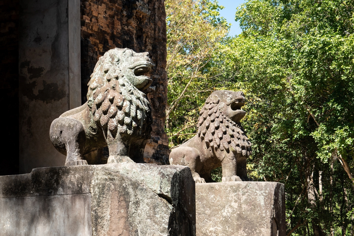 lion statues sambor prei kuk cambodia