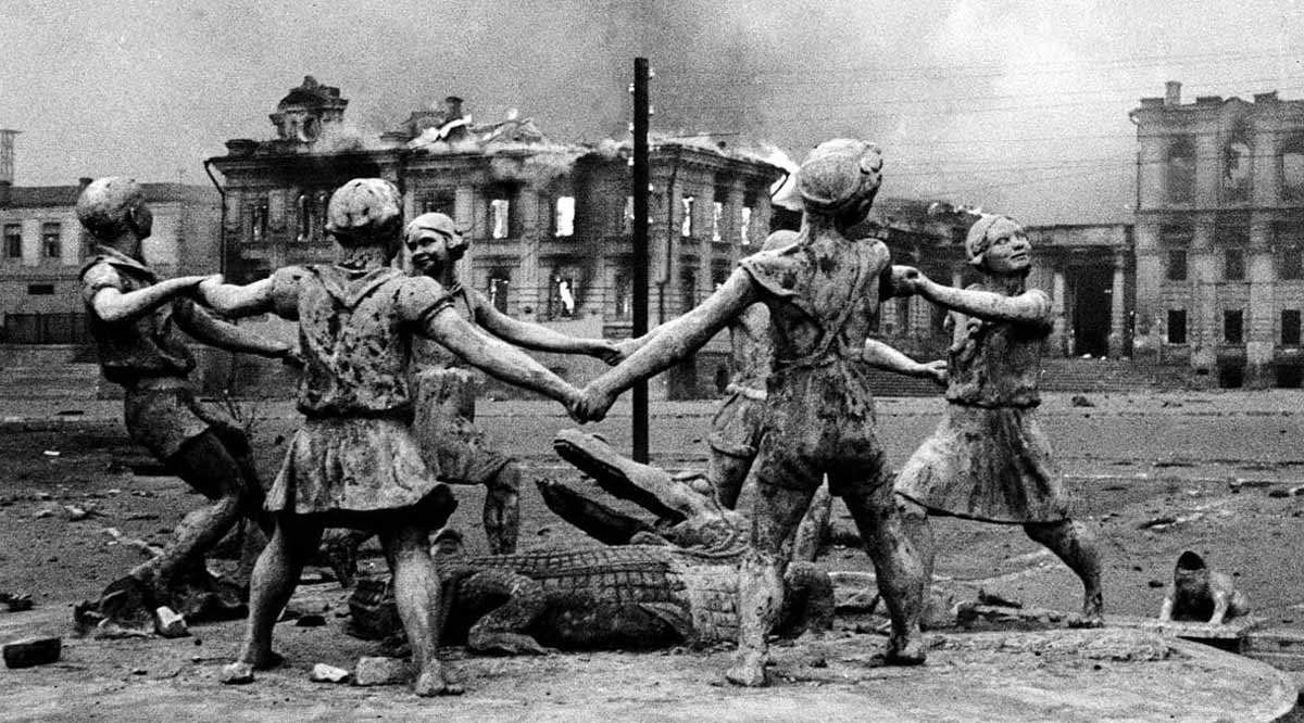 stalingrad railway station statue