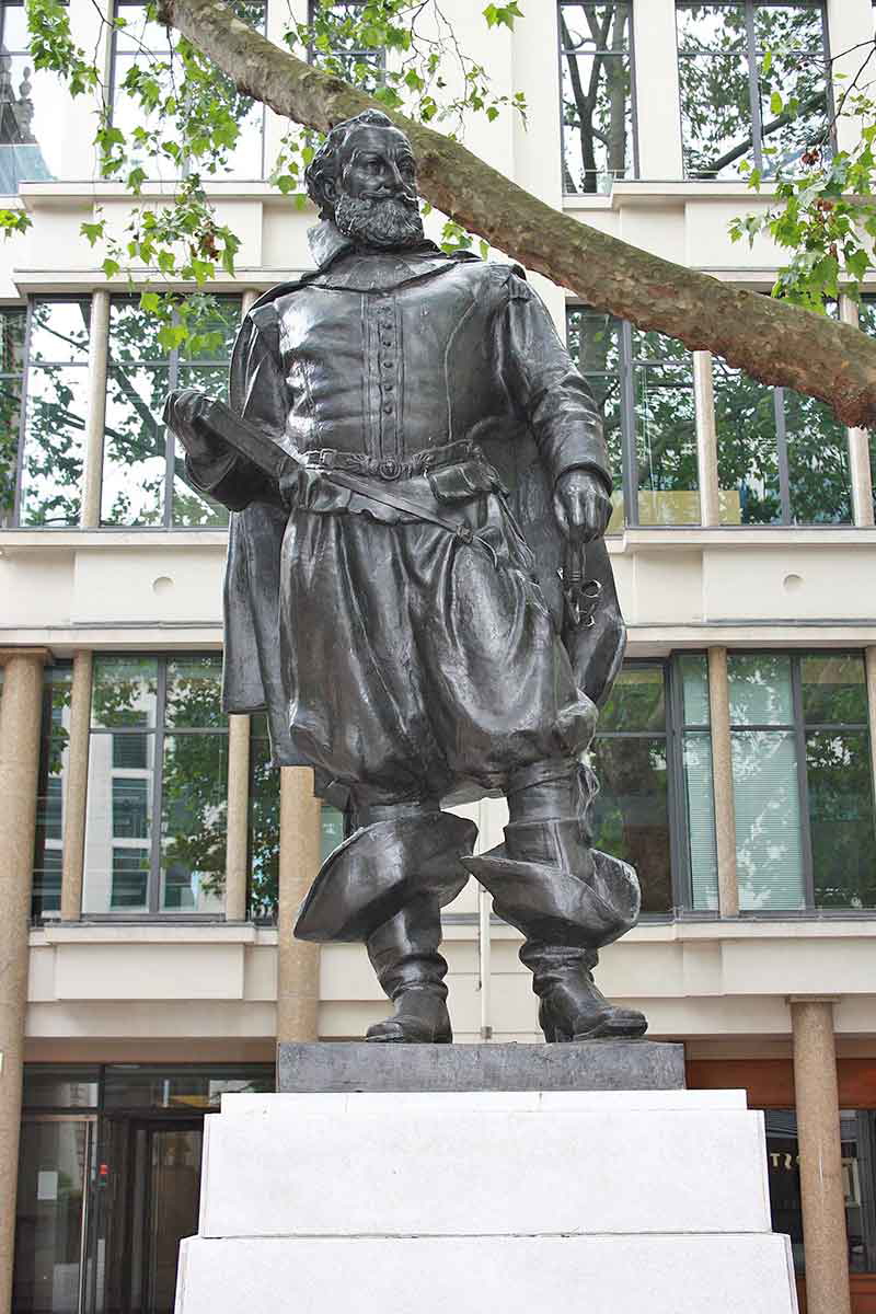 statue of smith bow church