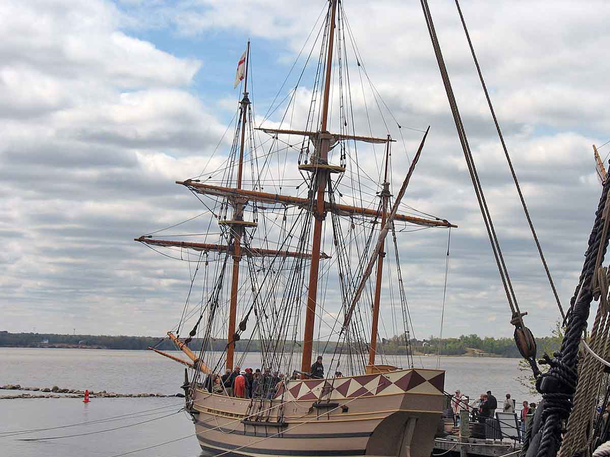 the discovery replica ship