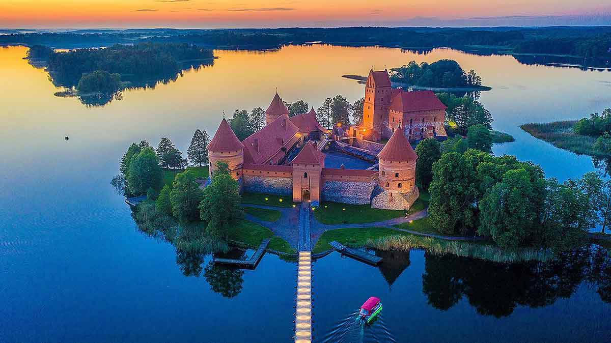 trakai island castle wikimedia