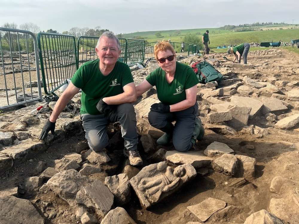 volunteers-with-victory-sculpture-vindolanda-trust