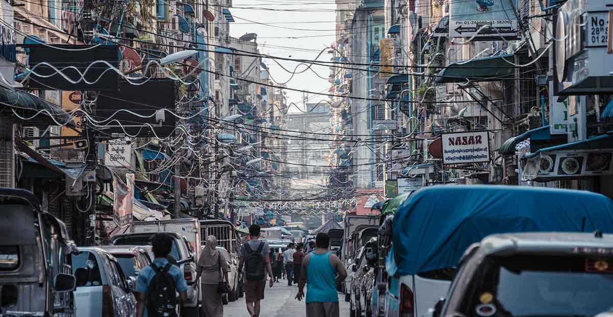 busy street yangon 2