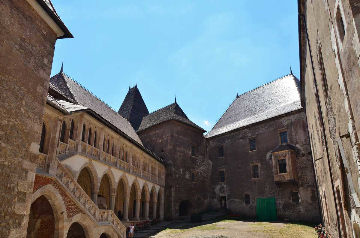 corvin castle courtyard