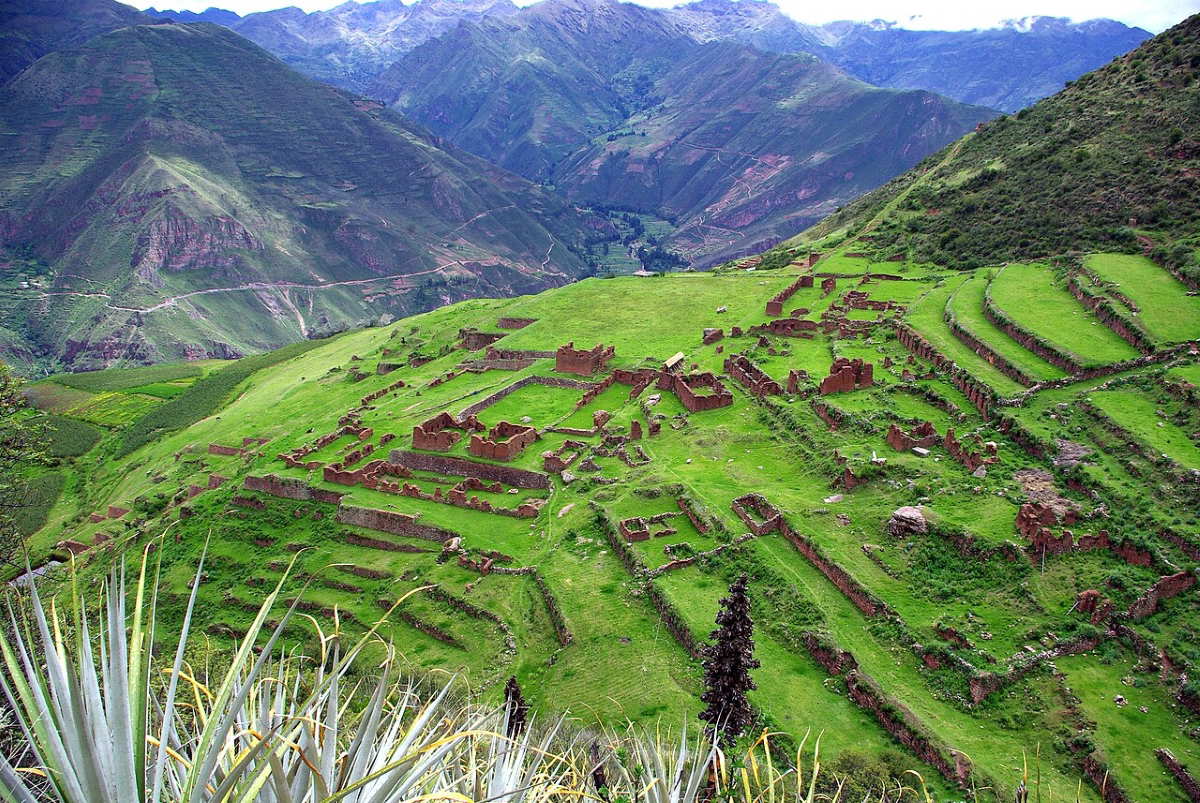 huchuy qosqo ruins sacred valley cusco