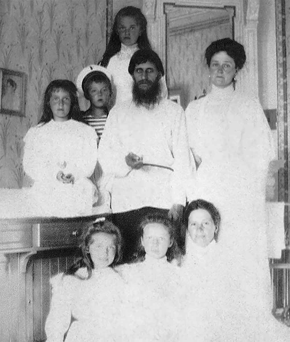 rasputin with tsarina alexandra and children