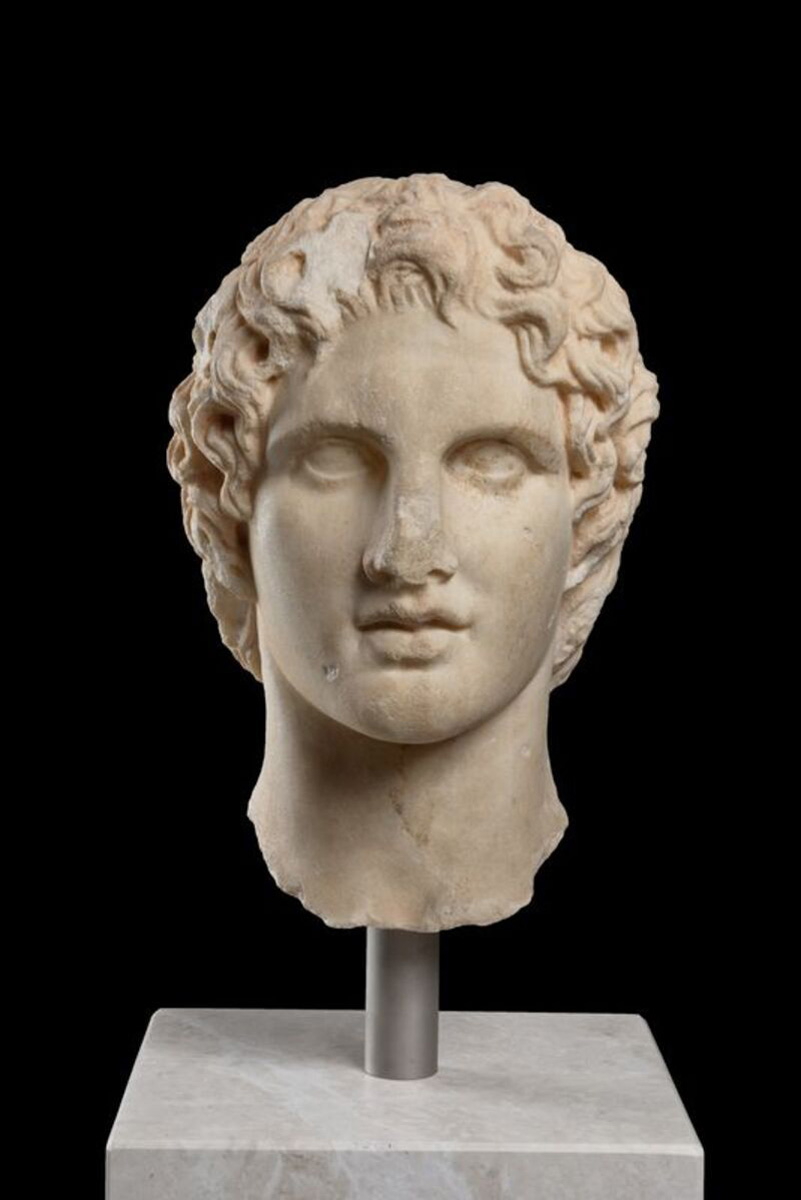 siege alexander statue