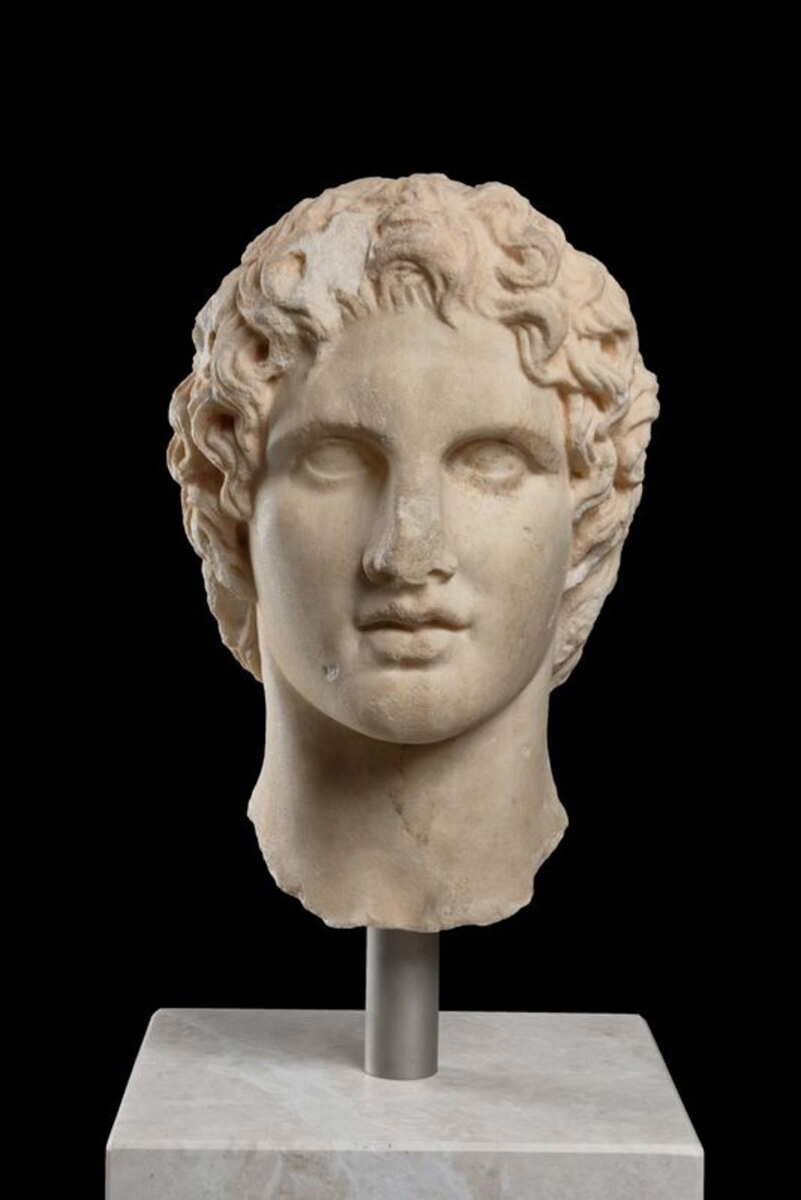 siege alexander statue